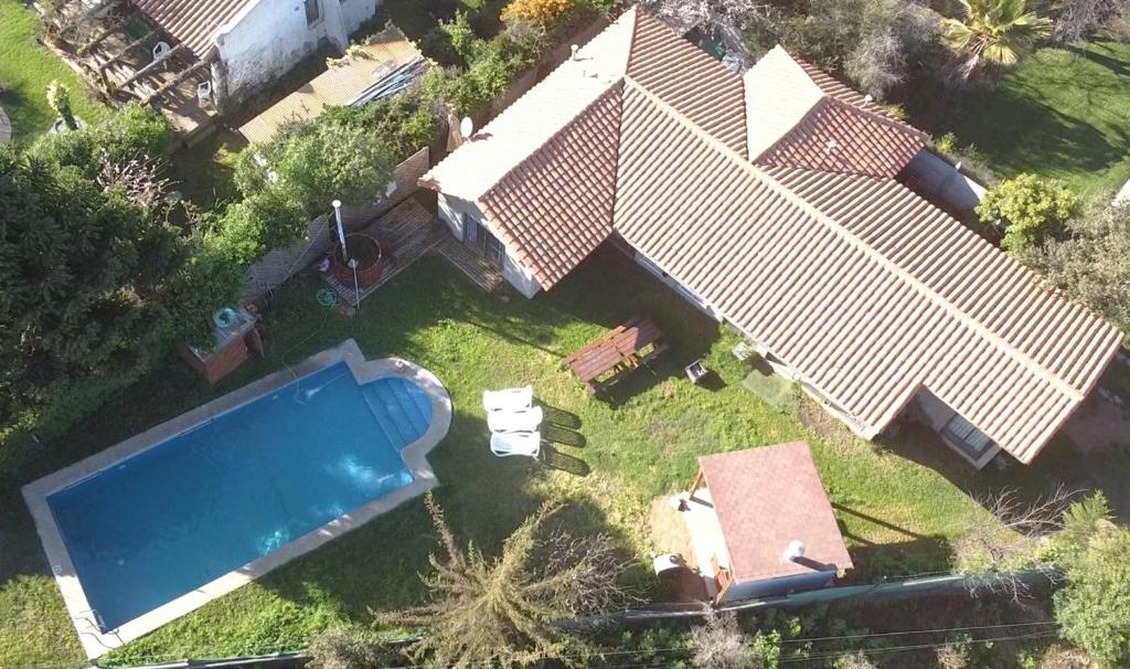 una vista aérea de una casa con piscina en Casa de descanso Olmue, en Olmué