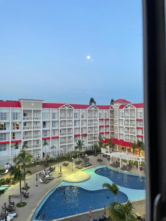 a view of a large apartment complex with a swimming pool at Thermas São Pedro Park Resort in São Pedro