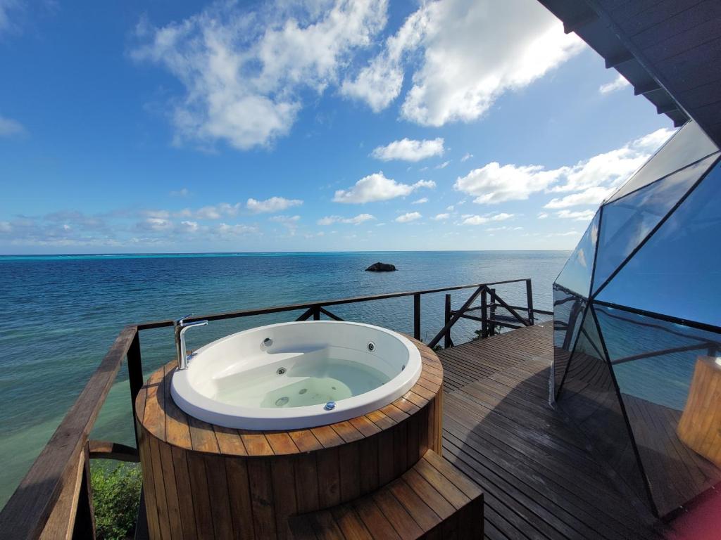 bañera en una terraza con vistas al océano en 321 Surprise Beach house and Glamping en Providencia