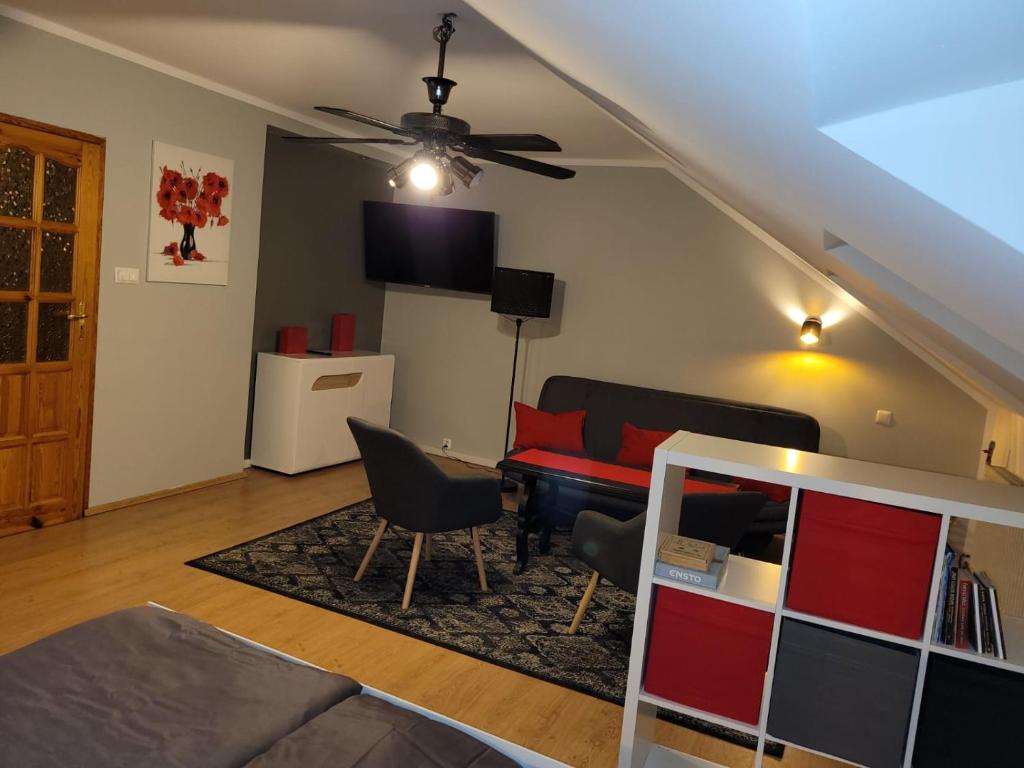 Televízia a/alebo spoločenská miestnosť v ubytovaní Na Starówce
