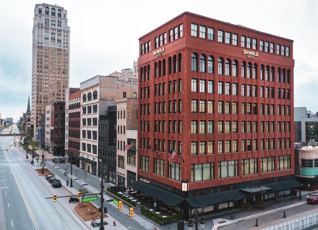 duży budynek z czerwonej cegły przy ulicy miejskiej w obiekcie Shinola Hotel w mieście Detroit