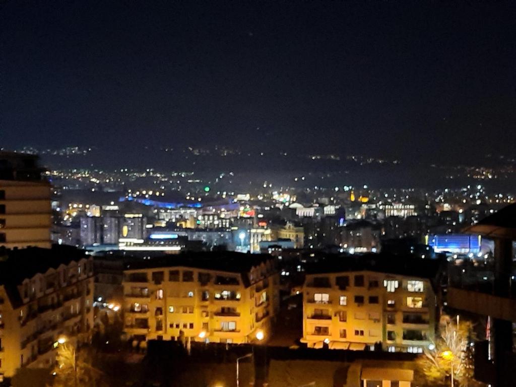 uitzicht op een stad 's nachts met verlichting bij Penthouse in Skopje