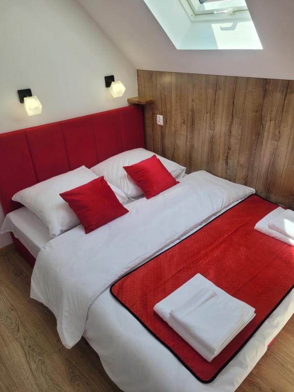Posteľ alebo postele v izbe v ubytovaní Urocza Kryjówka ze SPA