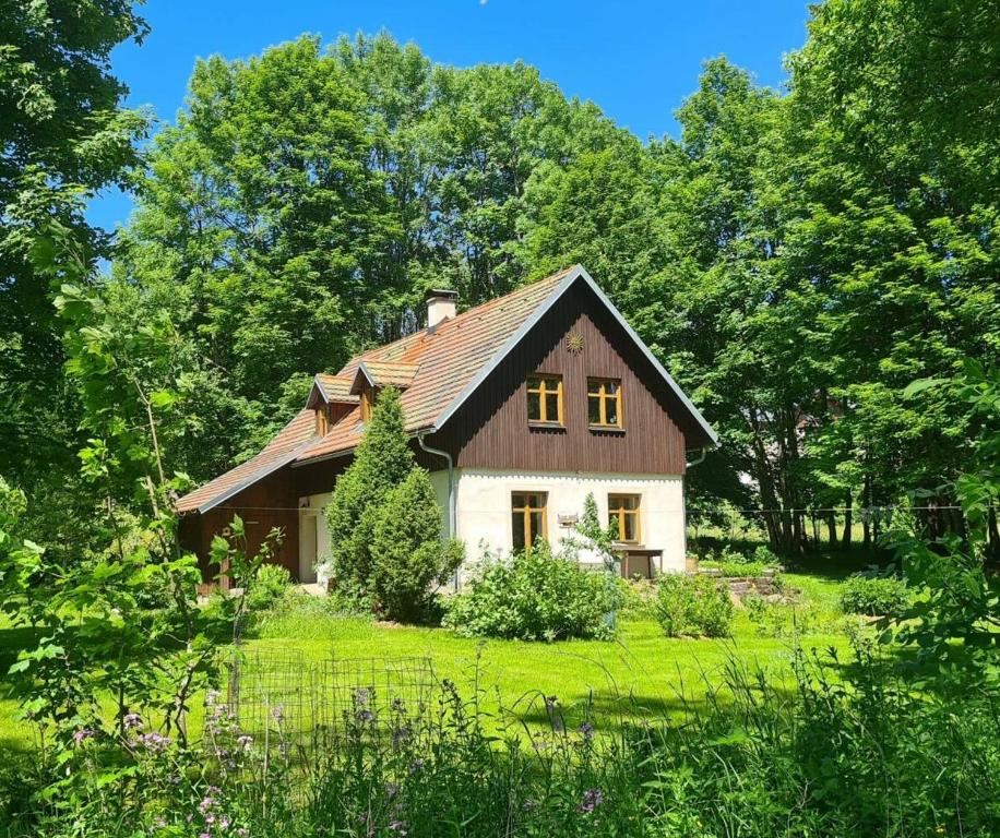 una piccola casa in mezzo a un campo di Chalupa Ostrůvek a Tachov