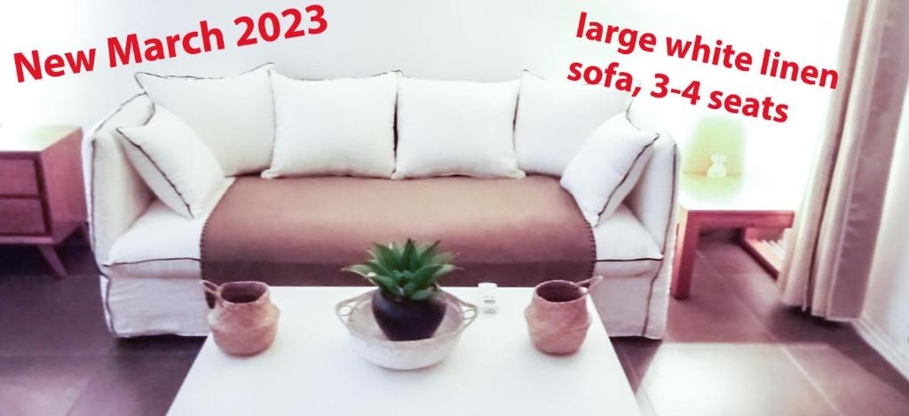 Posezení v ubytování Top floor unit 520 ft2 - 48 m2 with stunning dominant view on ocean, St Barth, Orient Bay