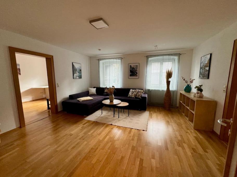 Geräumige Wohnung im Zentrum von Bludenz في بلودينز: غرفة معيشة مع أريكة وطاولة