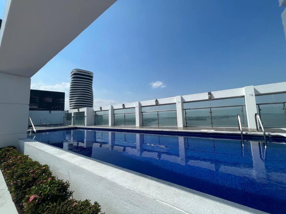 een zwembad bovenop een gebouw bij Suite en Puerto Santa Ana! in Guayaquil