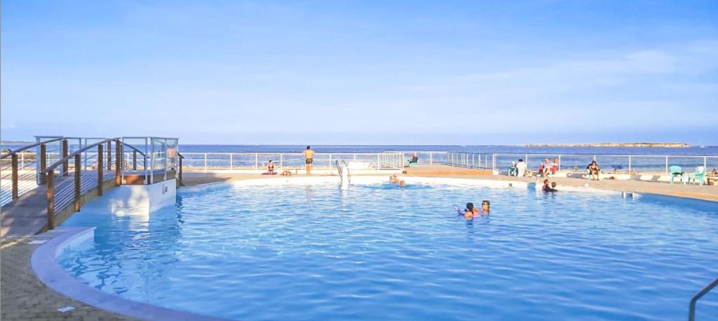 Bazén v ubytování Top floor unit 520 ft2 - 48 m2 with stunning dominant view on ocean, St Barth, Orient Bay nebo v jeho okolí