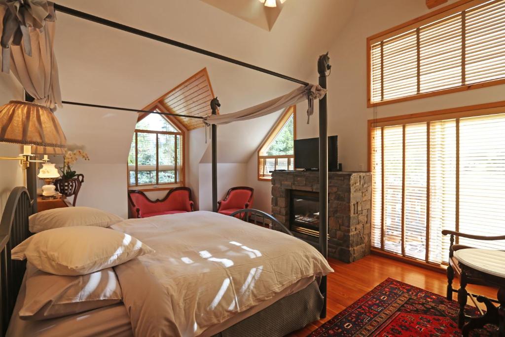 Tempat tidur dalam kamar di Beaujolais Boutique B&B at Thea's House- Adults Only