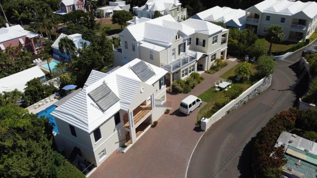 una vista aérea de una casa con paneles solares en sus tejados en Edgehill Manor Guest House, en Hamilton