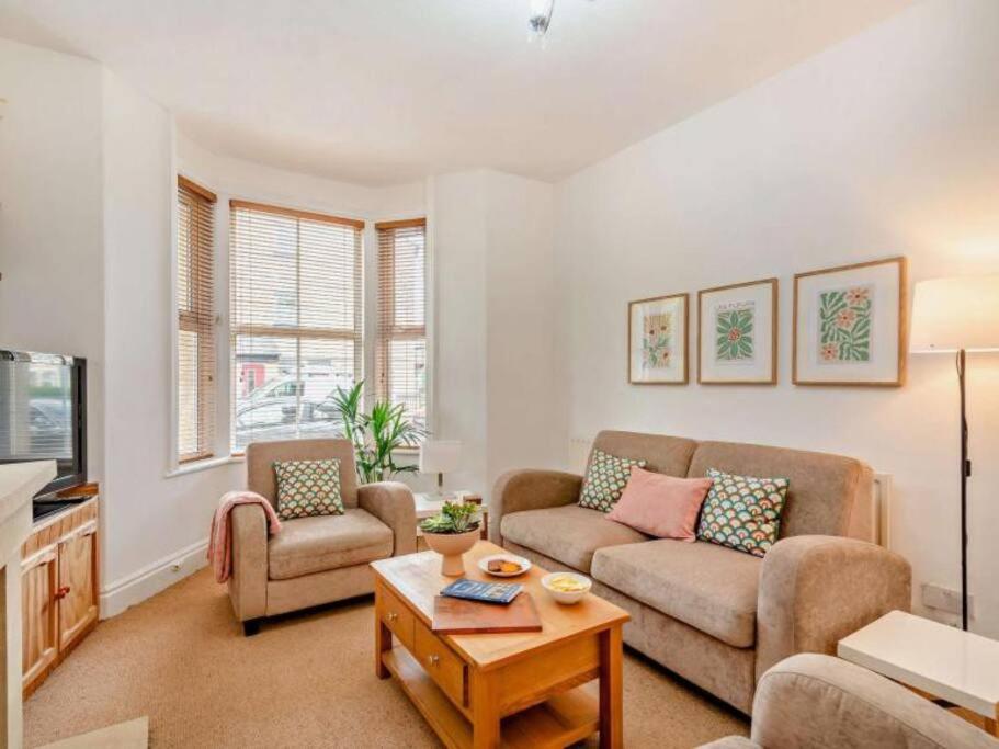 sala de estar con sofá y mesa en Chatsworth Cottage en Harrogate