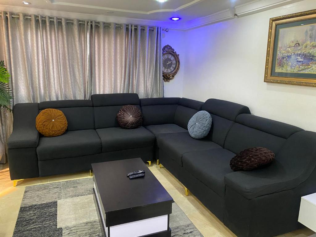 sala de estar con sofá y mesa en The Residence Golden Tulip 2 Bedroom Apartment, Amuwo Lagos, Nigeria en Lagos