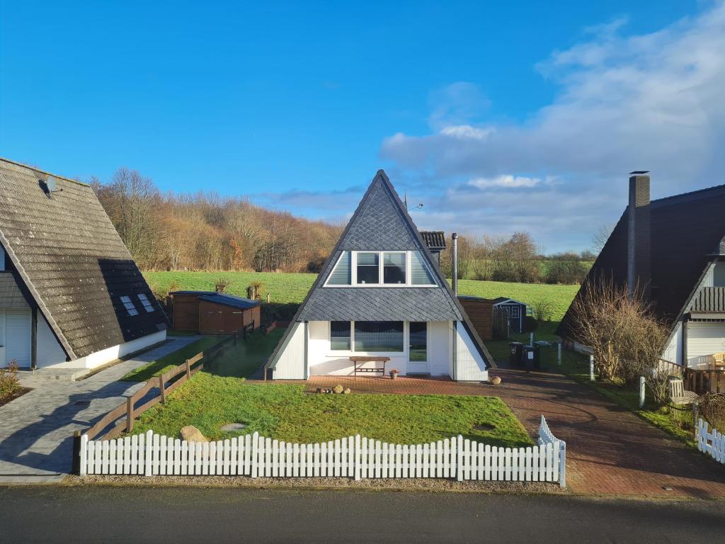 a small white house with a pointed roof at Schlei-Perle in Kappeln
