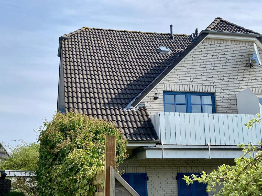 a house with a shingled roof at Haus Arnold Miesmuschel in Wangerooge