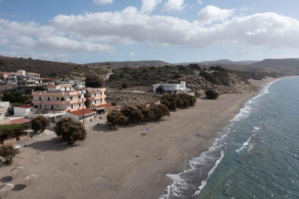 una vista aérea de una playa con casas y el océano en Alexander Beach Hotel, en Kalamaki
