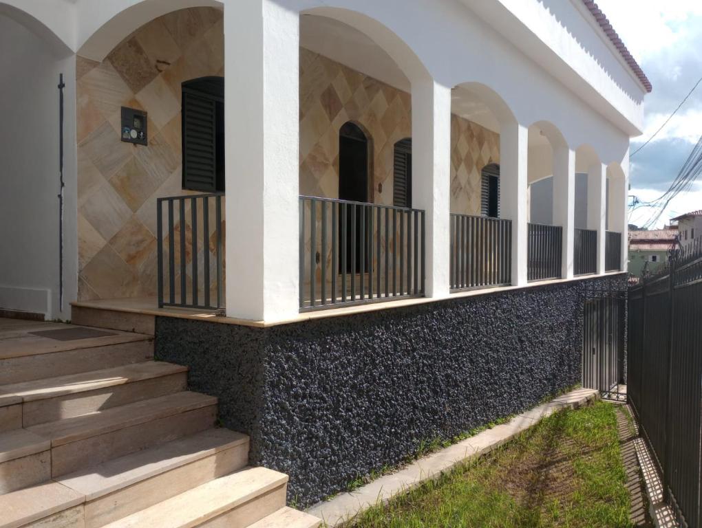 a house with stairs and a fence at Casa Paraiso da Montanha in São Thomé das Letras