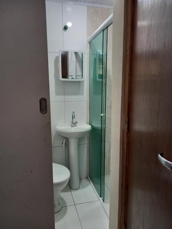 uma casa de banho com um lavatório, um WC e um chuveiro em Hospedagem e kitnetes D' Itália em Curitiba