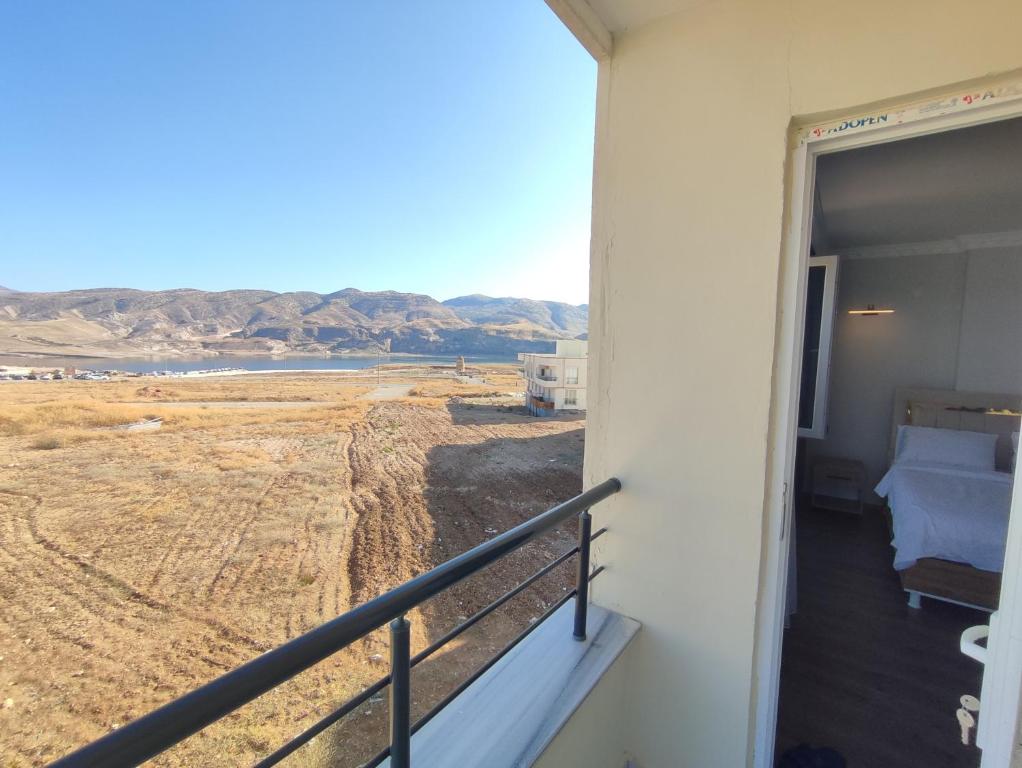 a balcony of a building with a view of the desert at Hasankeyf Hasbahçe Otel in Hasankeyif