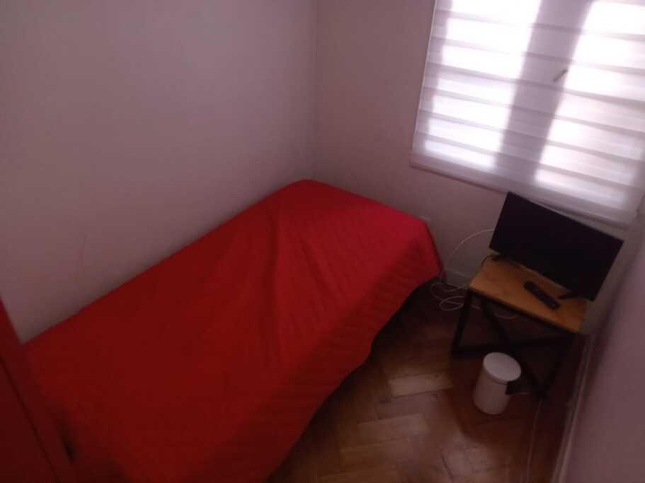 Televiisor ja/või meelelahutuskeskus majutusasutuses Hostal Salvador