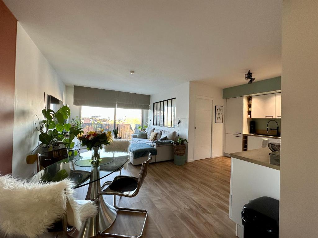 Fotografie z fotogalerie ubytování LILLE Appart Cosy 68m2 lumineux avec balcon - garage prive v destinaci Lille