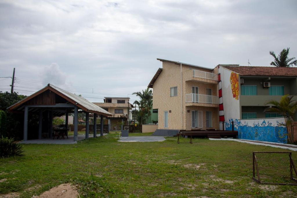 Casa do Farol في إيتابوا: مبنى بجناح بجانب حديقة