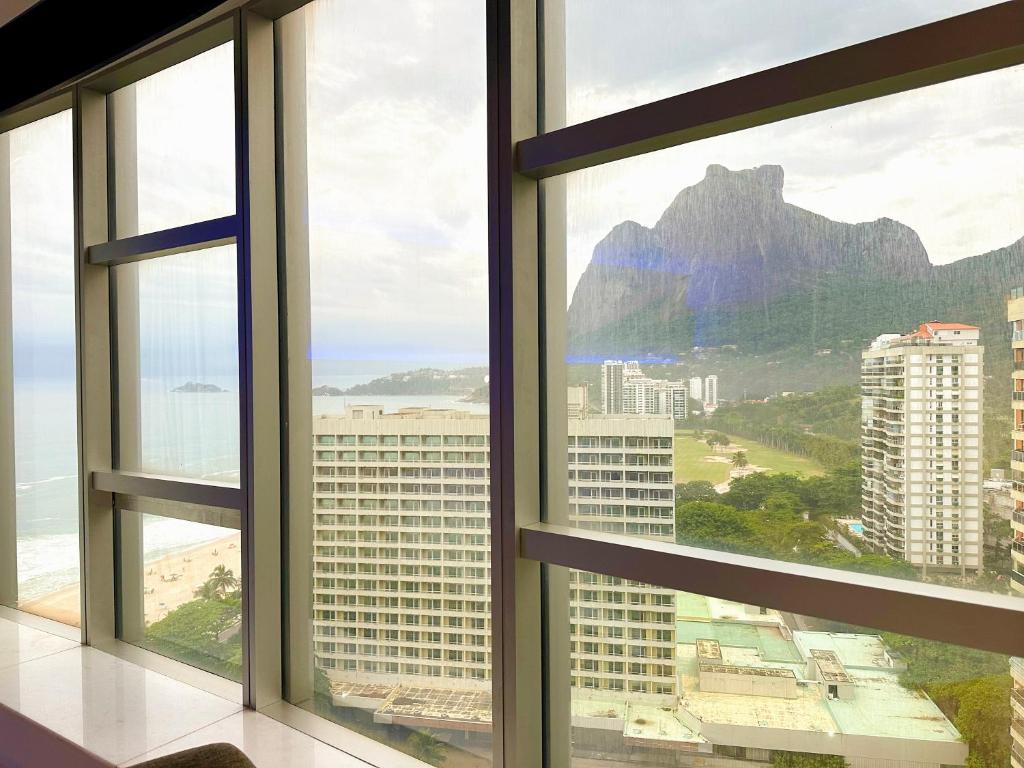 - une vue sur l'océan depuis une fenêtre de bureau dans l'établissement Propriedade privada no Hotel Nacional Rio de Janeiro, à Rio de Janeiro