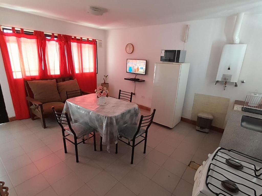 een woonkamer met een tafel met stoelen en een bank bij M I L I Departamento en Mendoza in Godoy Cruz