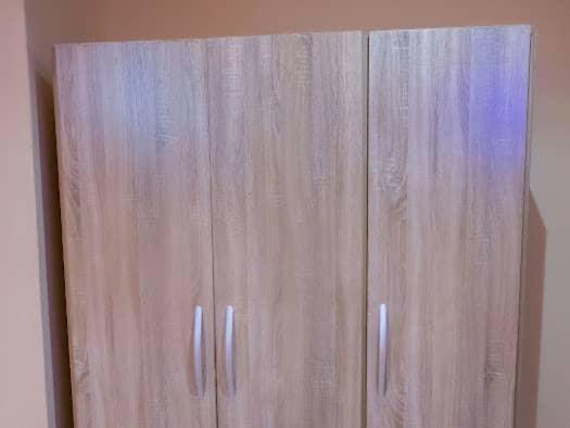 un primer plano de un armario de madera en una habitación en CORAL PLACE en Abeokuta