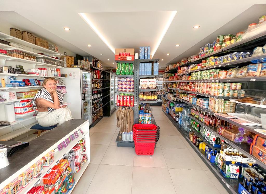 Supermarket nebo jiné obchody v  apartmánu nebo okolí