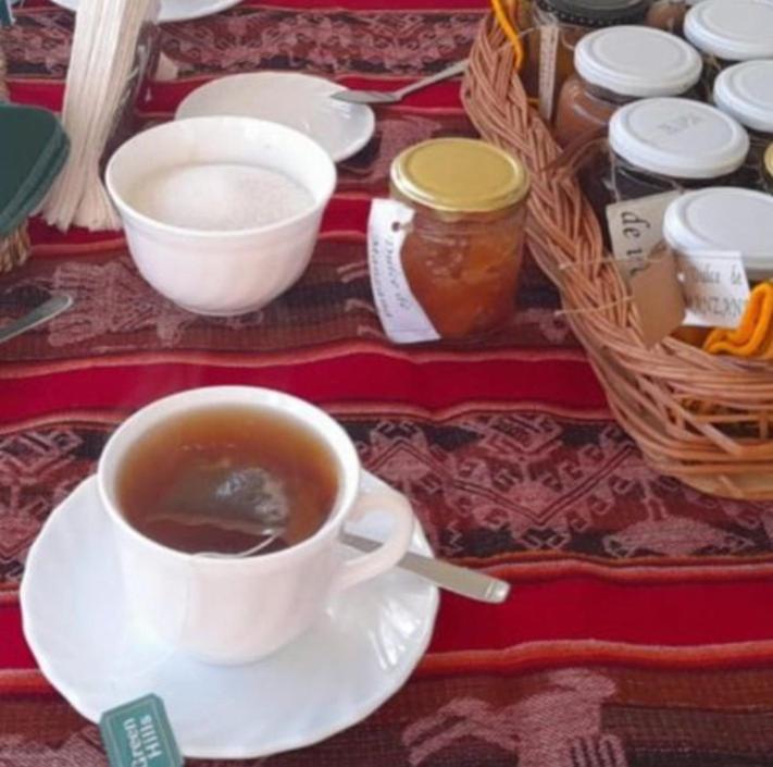 une tasse de café sur un plateau sur une table dans l'établissement Mendoza is life, à Guaymallen