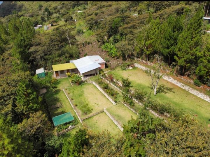 una vista aérea de una casa en una colina en Lucmabamba Lodge, en Santa Teresa
