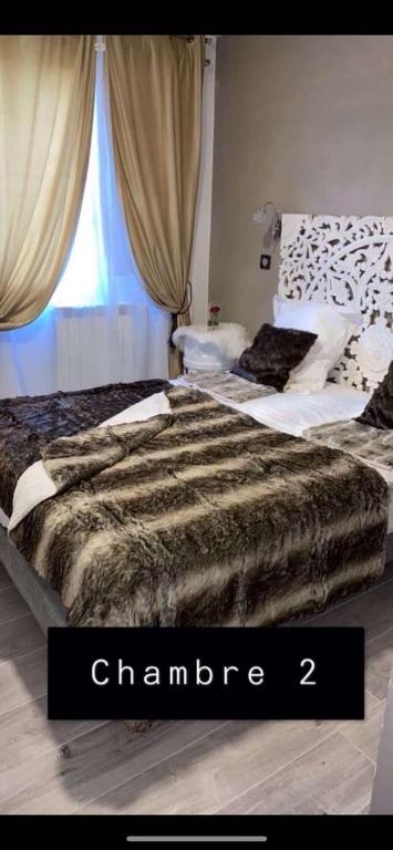 2 lits dans une chambre avec les mots champire 2 dans l'établissement T4 morgiou/prado, à Marseille