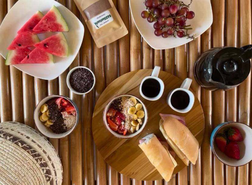 una mesa cubierta con platos de comida y fruta en Oasis Santuario de Naturaleza en Ibagué
