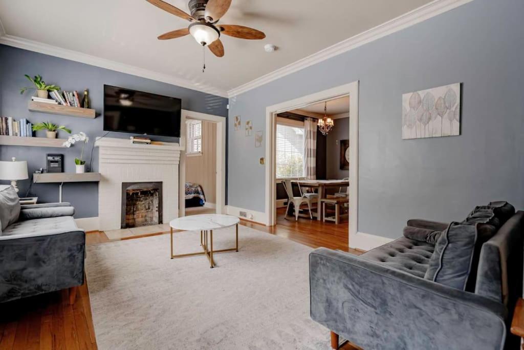 Kuchyň nebo kuchyňský kout v ubytování Walk to USC Devine Street - Cool Blue Bungalow