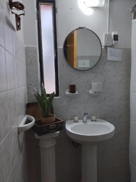 y baño con lavabo y espejo. en Don Alejandro en Córdoba