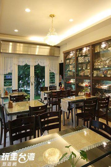 a restaurant with tables and chairs in a room at Ti Siang B&amp;B in Ren&#39;ai