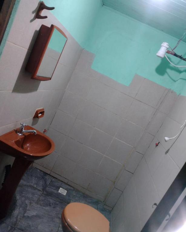 a bathroom with a toilet and a sink and a mirror at Pedir WhatsApp al instagram iguazucataratashoy - por WhatsApp o mensaje para oficializar la reserva in Puerto Iguazú