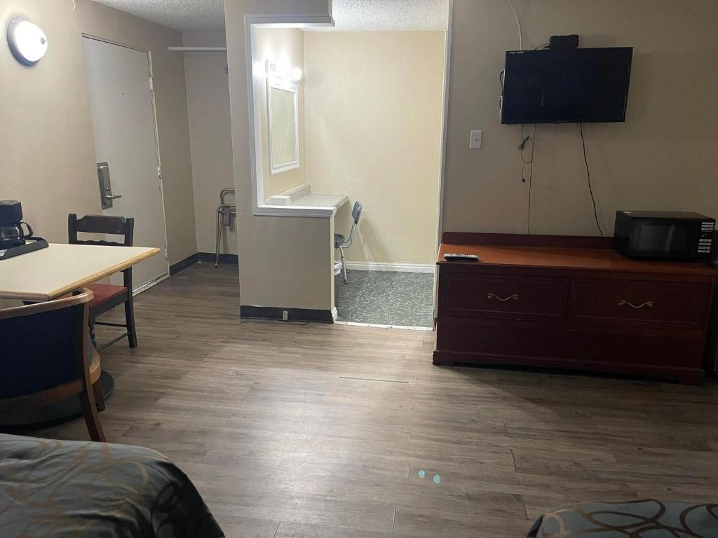 Μια τηλεόραση ή/και κέντρο ψυχαγωγίας στο Safari Motel