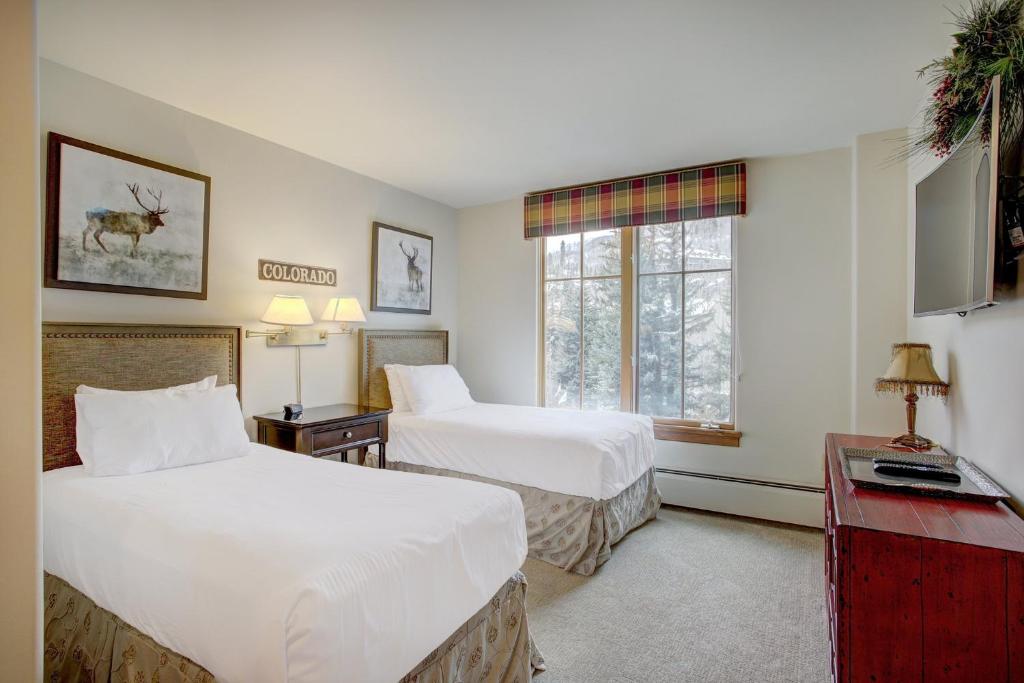 a hotel room with two beds and a window at Elkhorn Lodge in Avon