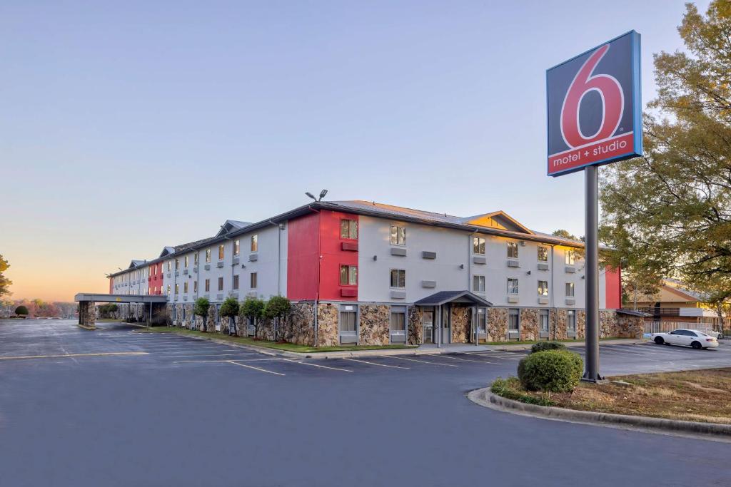 a hotel with a sign in a parking lot at Motel 6 Little Rock AR South in Little Rock