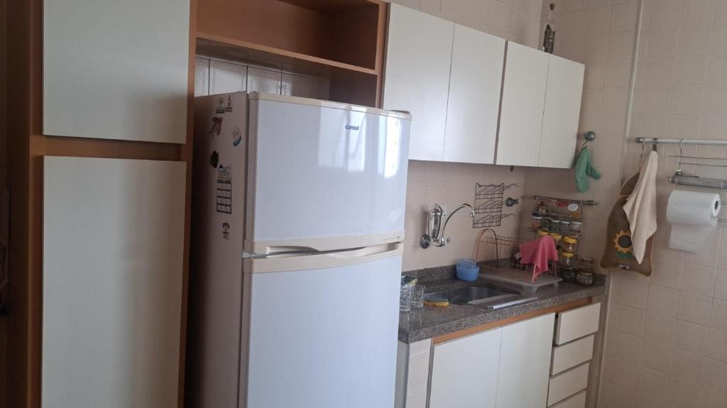 Η κουζίνα ή μικρή κουζίνα στο Apartamento Pitangueiras Centro Guarujá , 150 metros da Praia Vista Mar