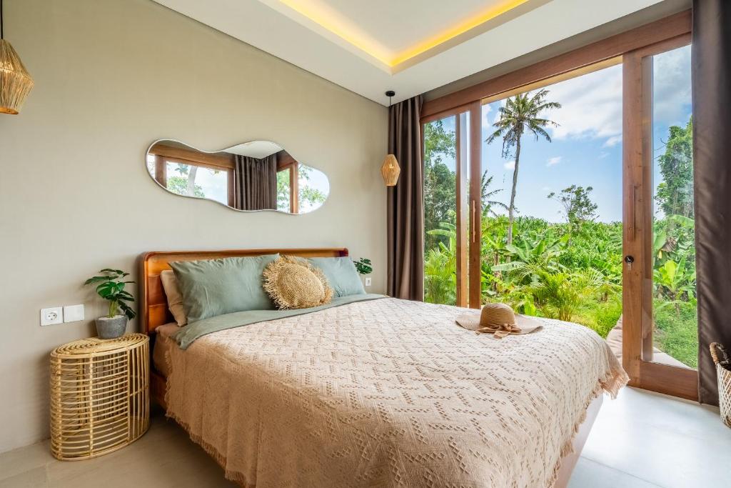 En eller flere senge i et værelse på New Villa With Jungle River View