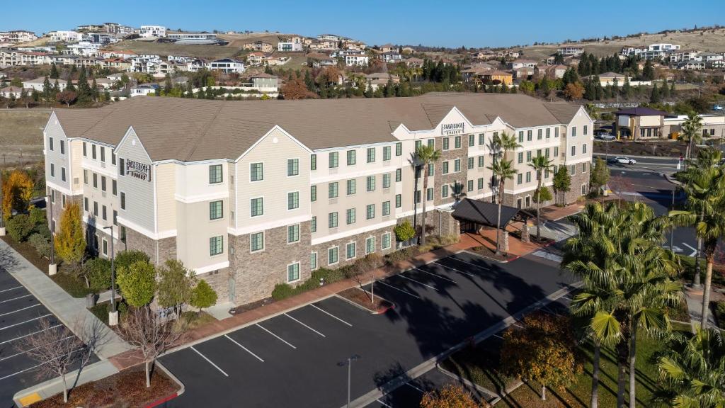 een uitzicht op een gebouw met een parkeerplaats bij Staybridge Suites Sacramento-Folsom, an IHG Hotel in Folsom