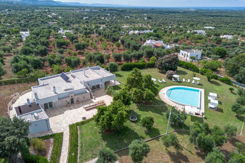 une vue aérienne d'une maison avec piscine dans l'établissement Villa Clive Relax & Sun, à Ostuni