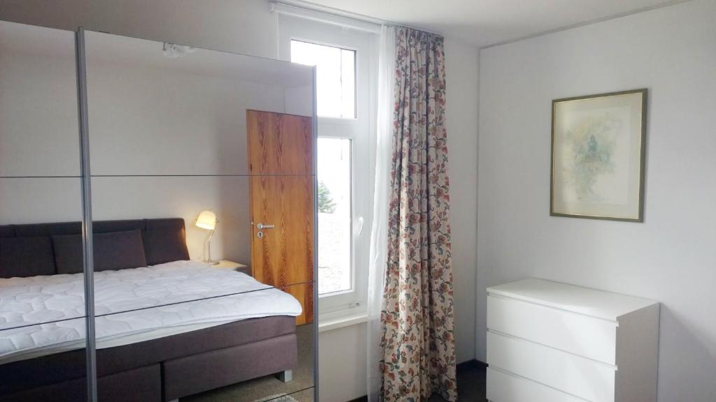 Schlafzimmer mit einem Bett und einem Fenster in der Unterkunft Alpenblick in Sankt Englmar