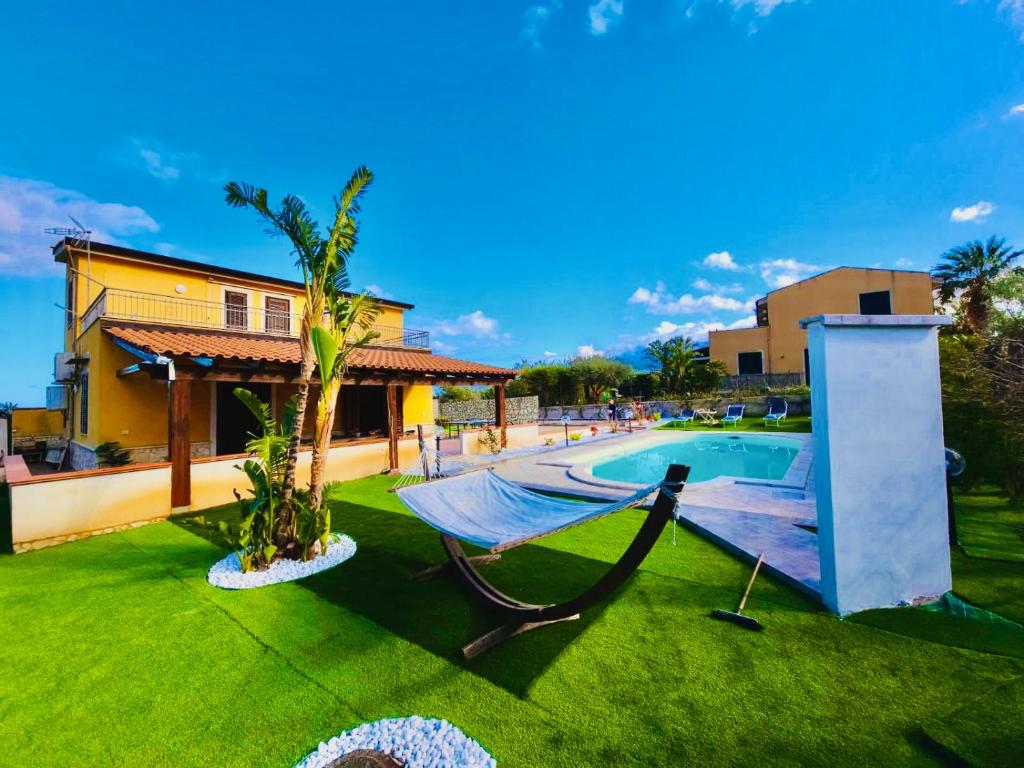 - un hamac dans une cour à côté de la piscine dans l'établissement Villa CLARA, à Altavilla Milicia