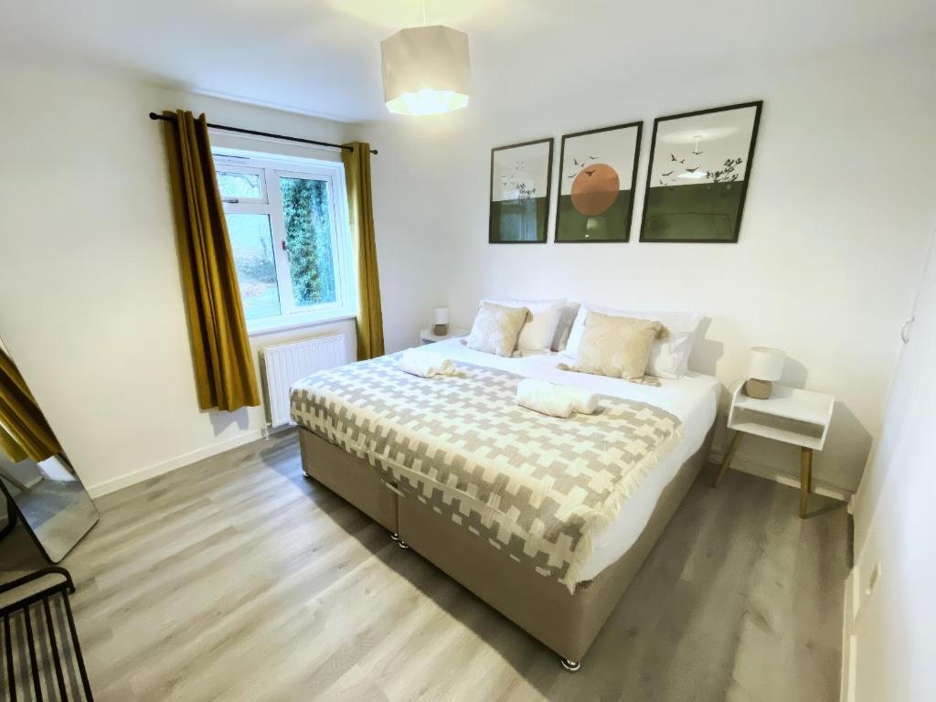 una camera con letto e finestra di Home in Farnborough with Free Parking, Wifi & Netflix a Farnborough