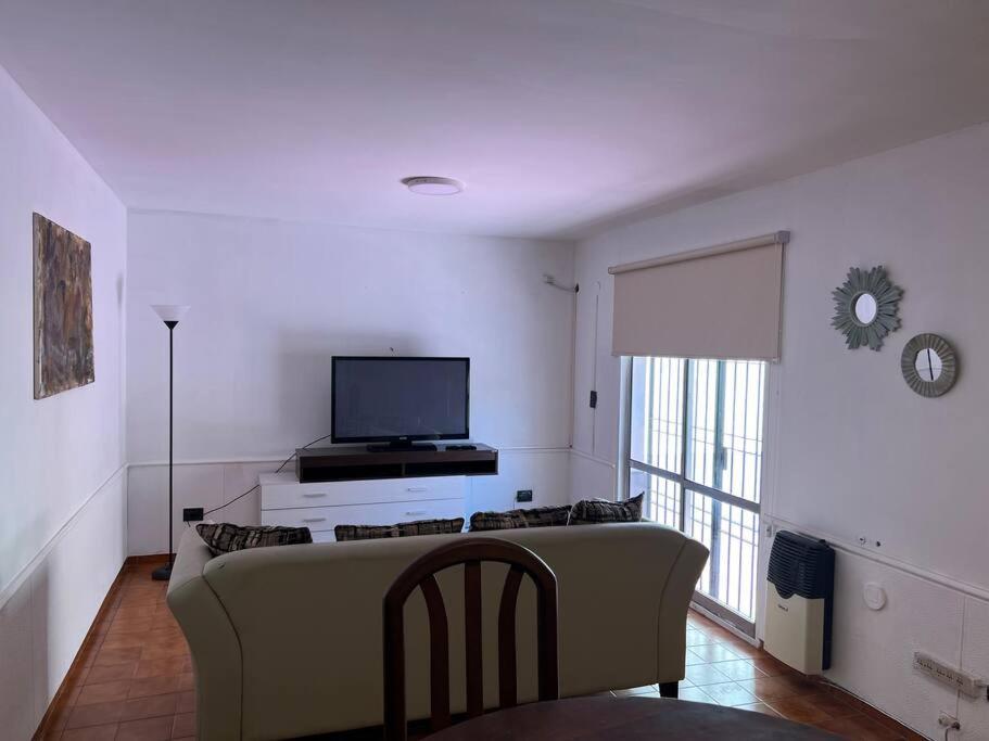 a living room with a couch and a flat screen tv at Casa completa para 2/4/6 pers in Guaymallen