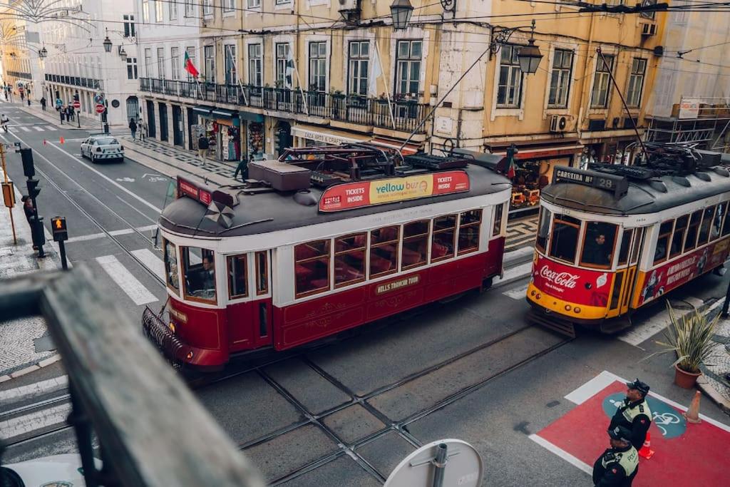 dois carrinhos numa rua da cidade com em Sinta o Coração Lisboeta em Lisboa