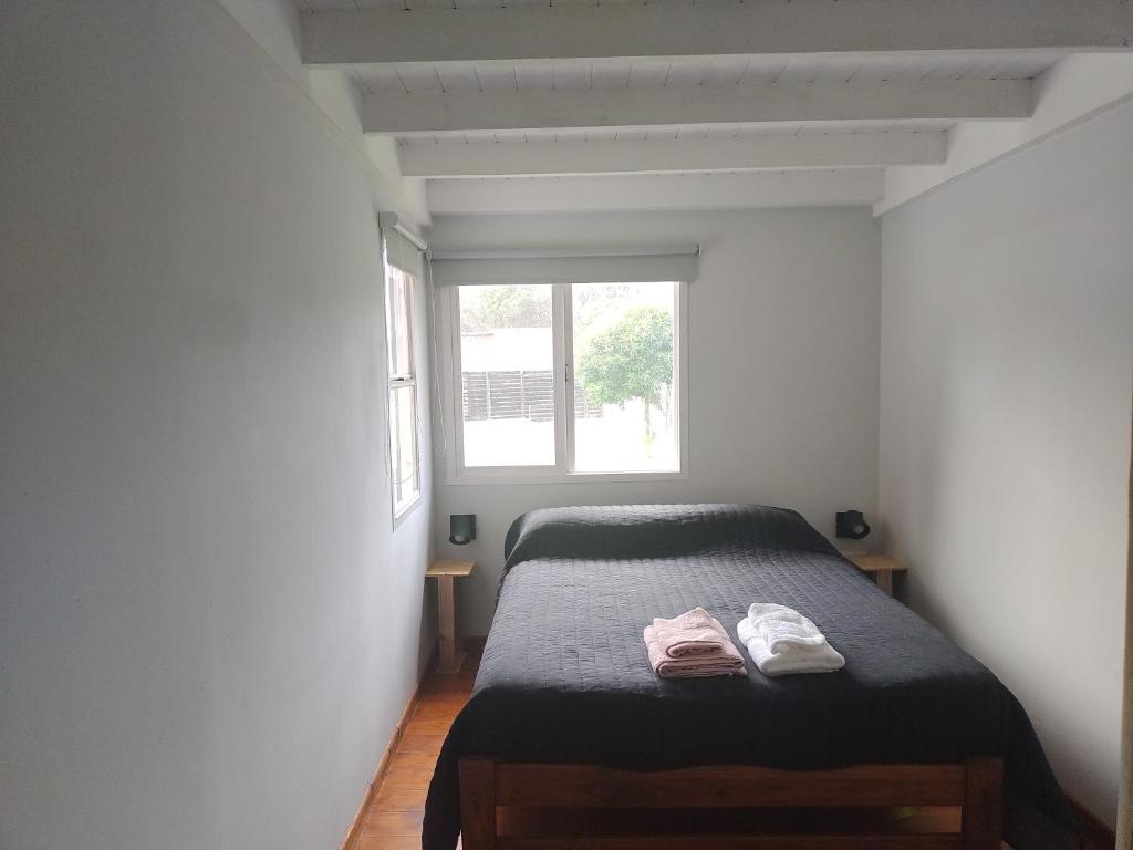 een slaapkamer met een bed met twee handdoeken erop bij Cheriquendi in Quequén